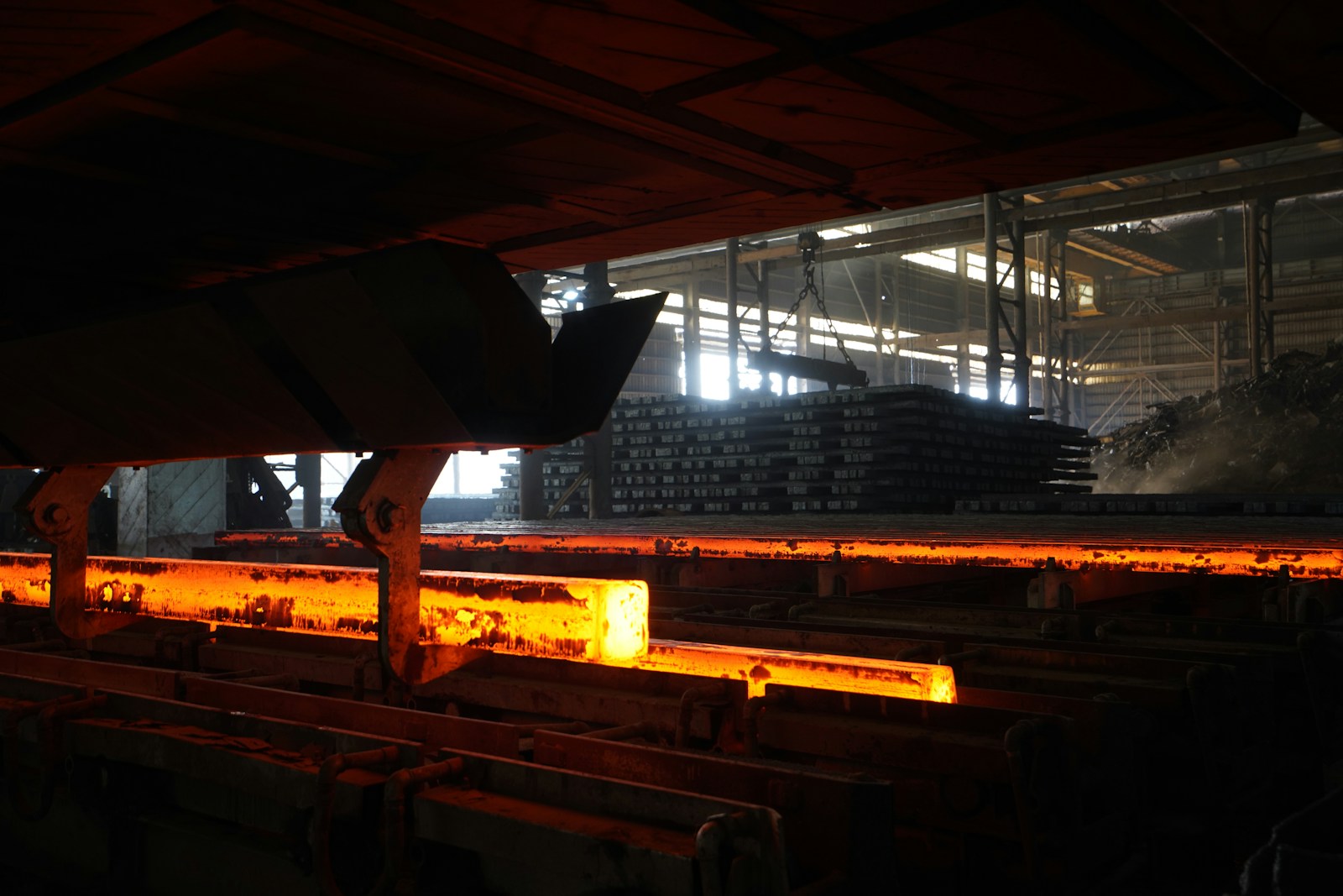 Hot metal is in the process of being manufactured.